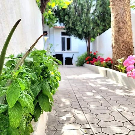 Апартаменты Modern House With Courtyard Nearby The Old Town *